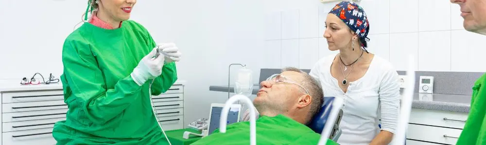 Moderne Zahnimplantate als dauerhafte Lösung bei Zahnverlust, Dr. Peter Starzengruber