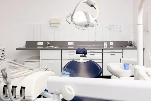 Modern ausgestattetes Behandlungszimmer mit digitaler Technik für präzise zahnärztliche Versorgung, Dr. Peter Starzengruber