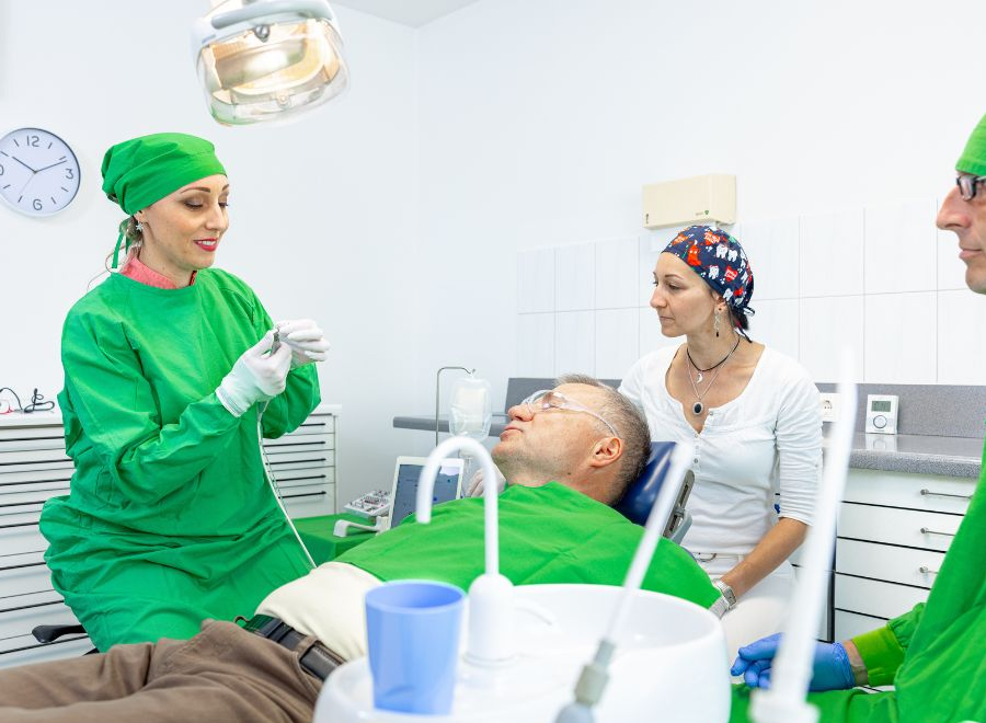 Zahnimplantate für festen Biss und natürliche Ästhetik, Dr. Peter Starzengruber